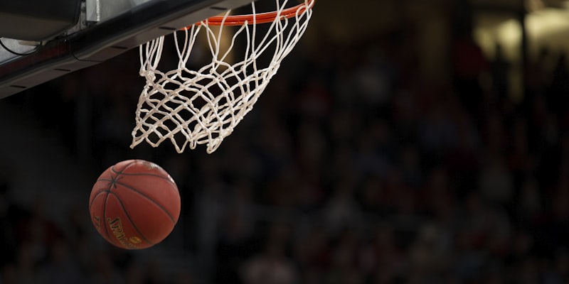 NBA篮球运动员在全明星赛上精彩扣篮瞬间