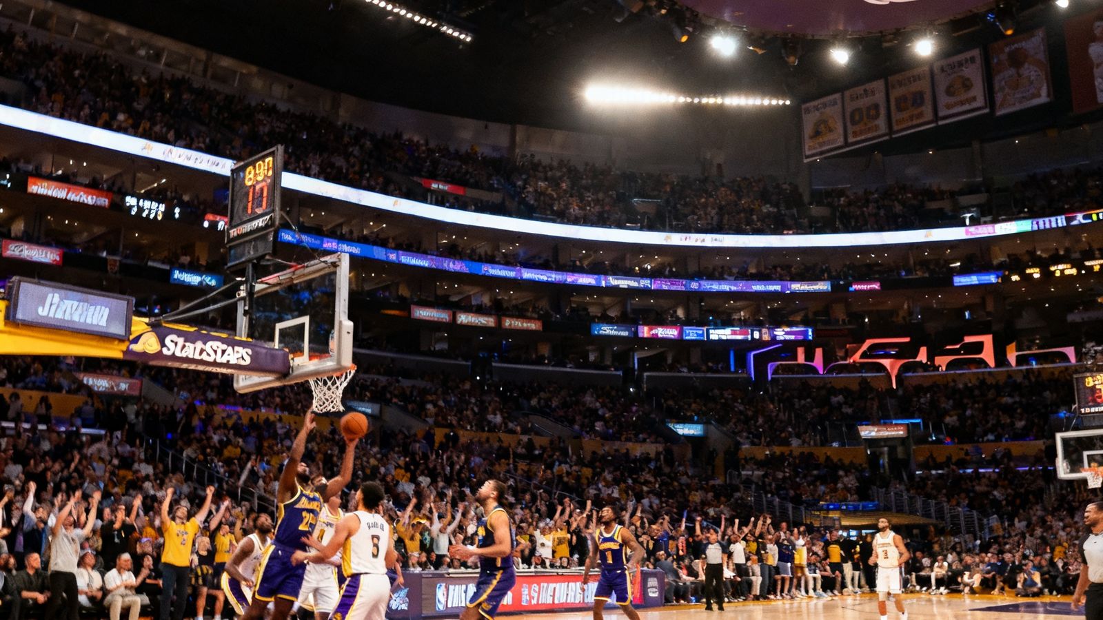 NBA赛场湖人队主场斯台普斯中心，篮球场上球员激烈对抗，观众席爆满